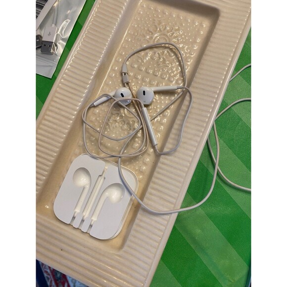 Apple iPod Shuffle 4th Generation Silver Model A1373 - Picture 3 of 4